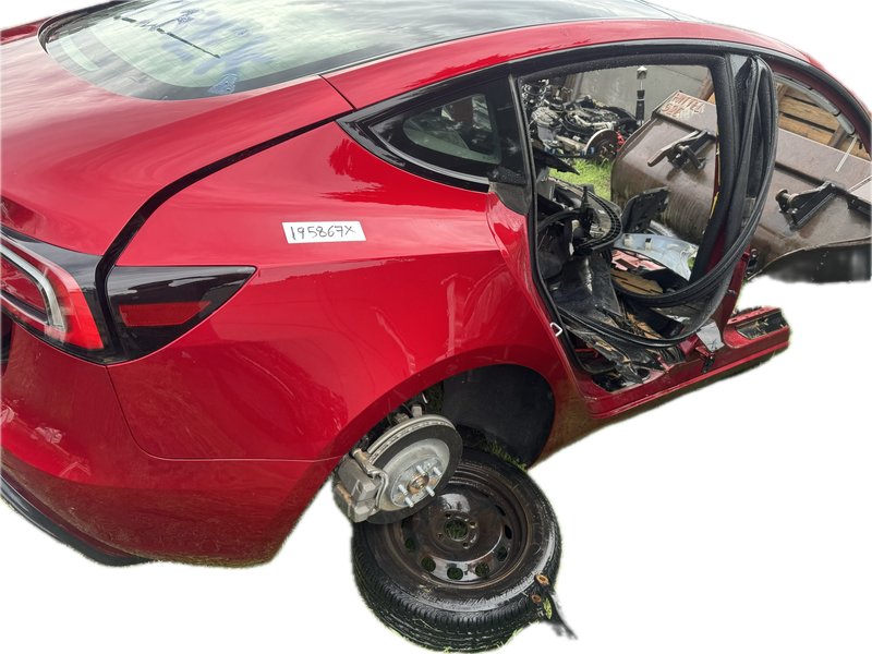 Tesla Model 3 III próg słupek prawy środkowy b poszycie