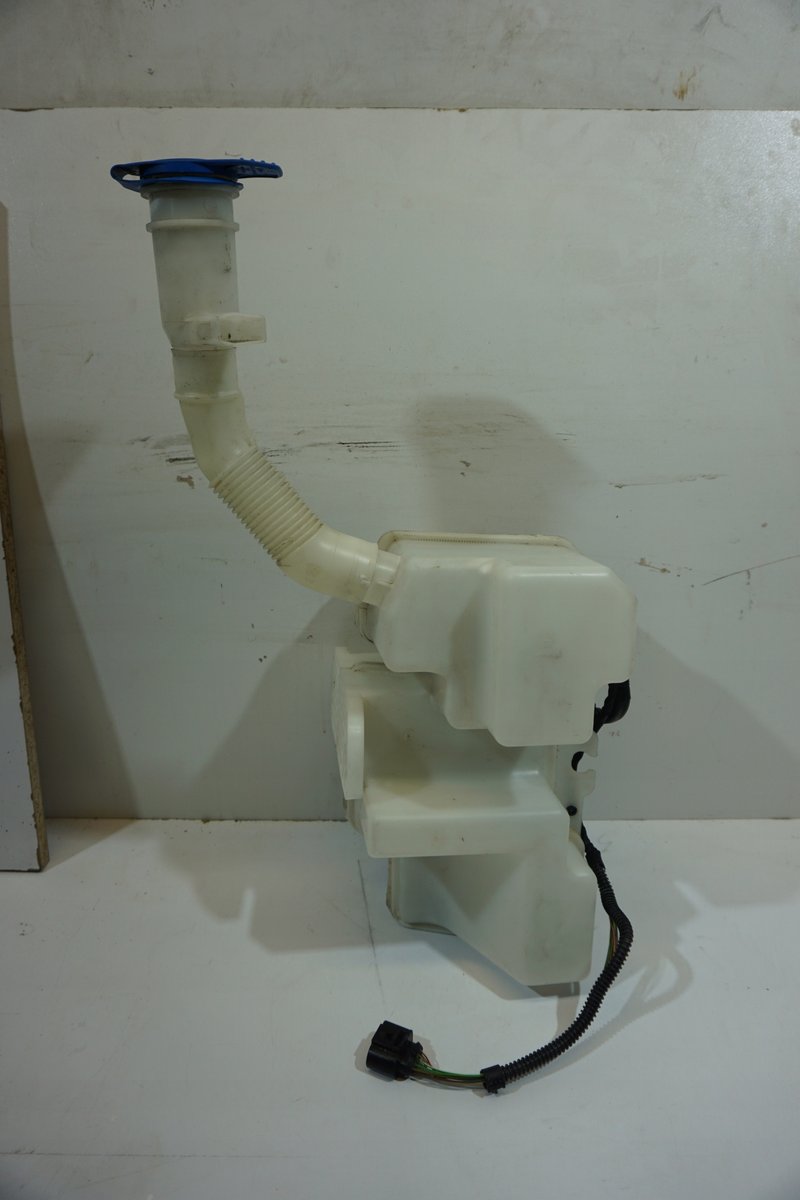 AUDI Q3 8U ZBIORNICZEK SPRYSKIWACZY 8U0.955.451J 8U0955451J