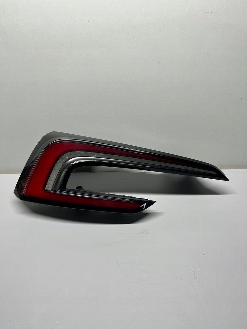 LAMPA TYŁ LEWA TESLA MODEL 3 1691498-00-F