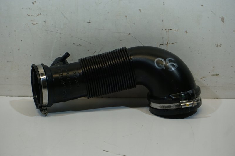 AUDI Q5 WĄŻ DOLOTOWY POWIETRZA DO SILNIKA 06L129629F