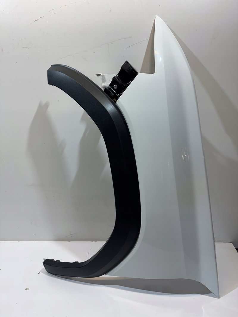 DACIA DUSTER III BŁOTNIK PRZEDNI LEWY PRZÓD