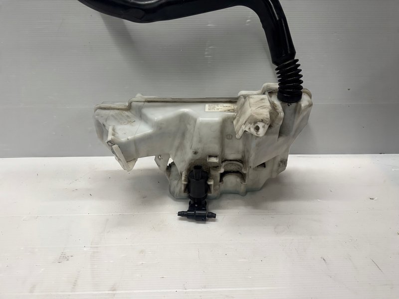 ZBIORNICZEK SPRYSKIWACZY LAND ROVER EVOQUE L538 BJ32-17B613-B