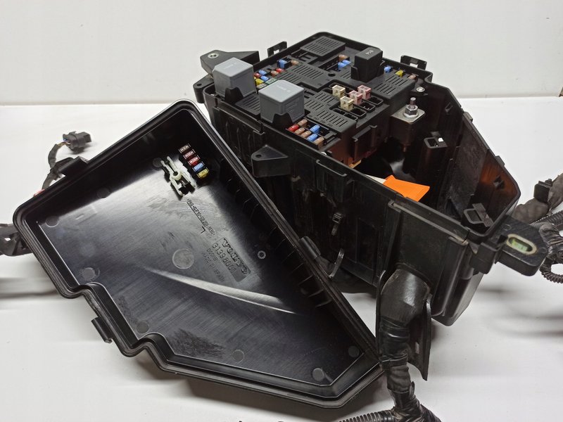 SKRZYNKA BEZPIECZNIKÓW Z WIĄZKĄ 31398001,31398000 VOLVO XC60 II