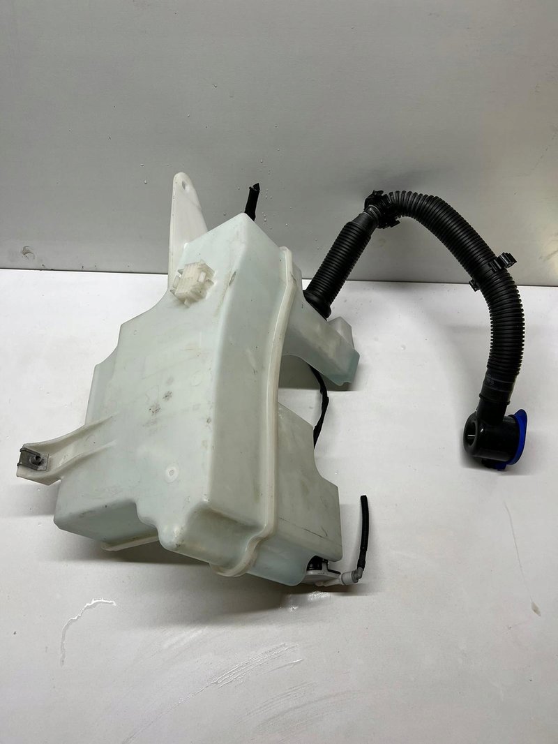 ZBIORNICZEK SPRYSKIWACZY FORD FOCUS MK4 JX7B17B613AF