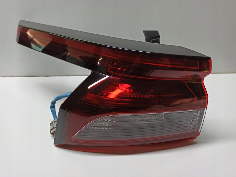 LAMPA TYLNA NISSAN QASHQAI III J12 220-8D02F R,L