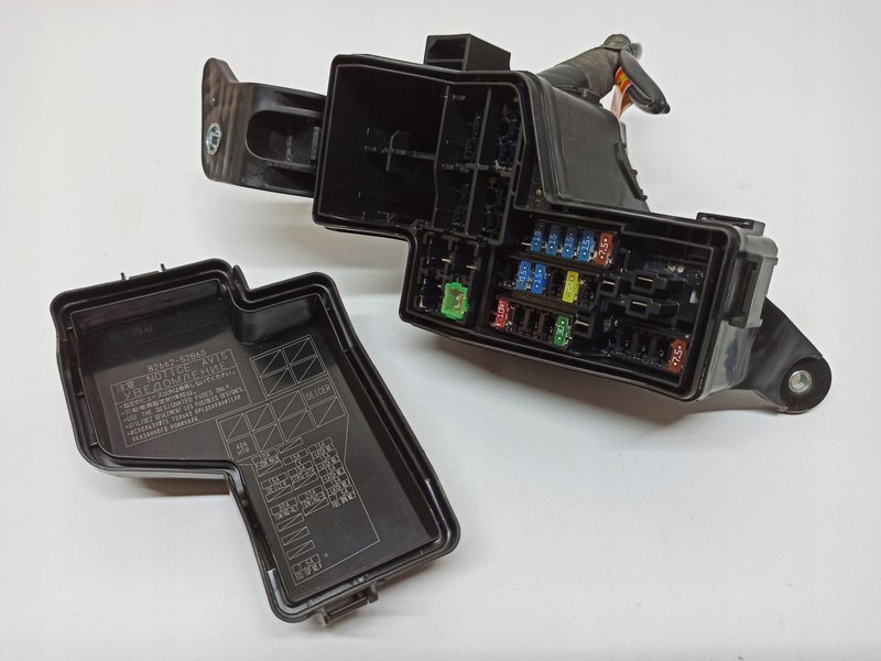 LEXUS LBX SKRZYNKA PUSZKA BEZPIECZNIKÓW 82662-52B60