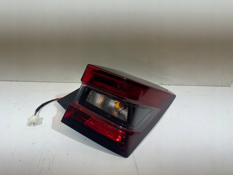 NISSAN JUKE F16 LAMPA TYLNA PRAWA PRAWY TYŁ