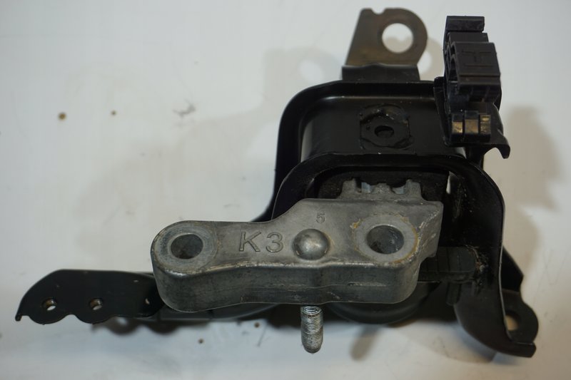 TOYOTA YARIS CROSS PODUSZKA ŁAPA MOCOWANIE SKRZYNI SILNIKA AV-D2759