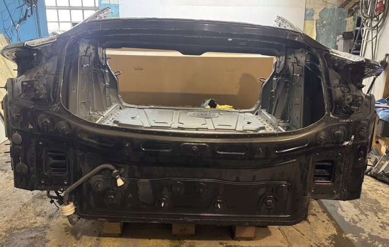 PORSCHE TAYCAN WANNA PAS TYLNY