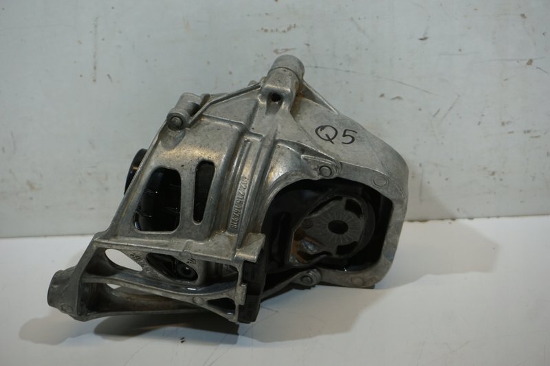 AUDI Q5 PODUSZKA SILNIKA 782215147918