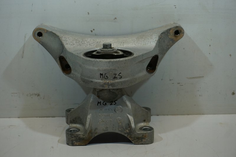 MG ZS UCHWYT ZAWIESZENIE SILNIKA P10884499 P10884500