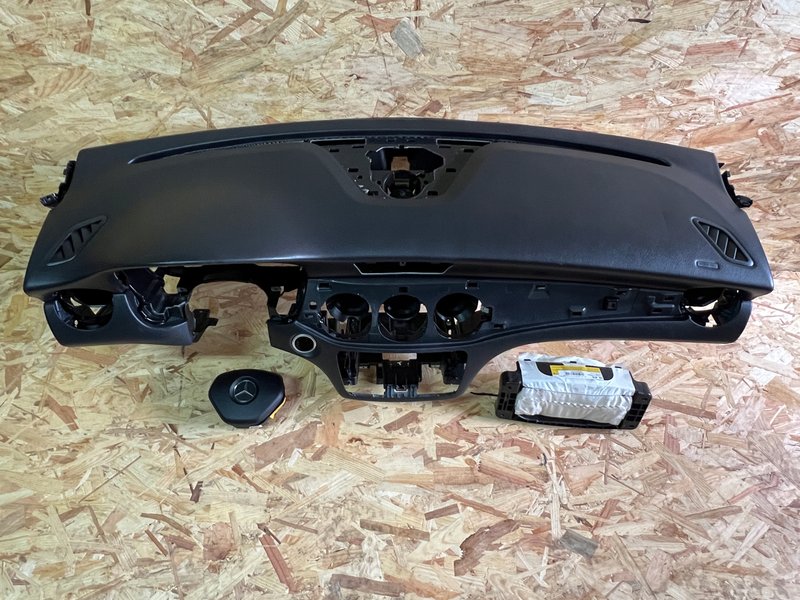 MERCEDES GLA W156 KONSOLA DESKA ROZDZIELCZA PODUSZKI