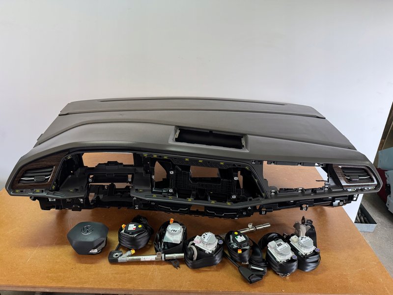 VW T7 MULTIVAN DESKA KONSOLA PODUSZKI PASY