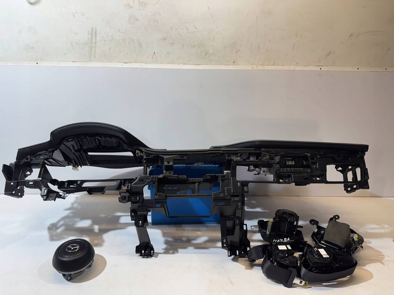 MAZDA 3 IV BP KONSOLA DESKA PODUSZKI AIRBAG PASY