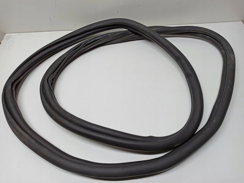 PORSCHE TAYCAN 9J1 USZCZELKA KLAPY BAGAŻNIKA 9J1827705