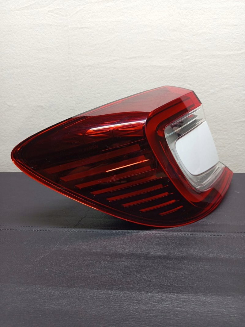 RENAULT CAPTUR II LAMPA TYLNA LEWA LEWY TYŁ