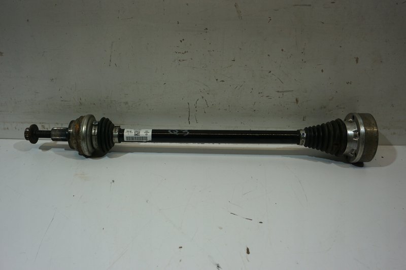 AUDI Q3 PÓŁOŚ TYLNA 1K0501204F