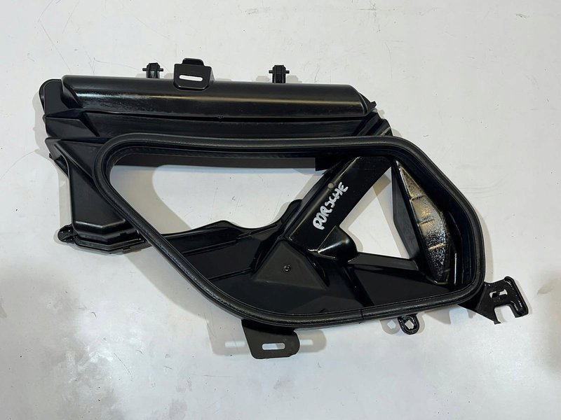 Kratka zasysająca powietrze PORSCHE TAYCAN 9J1815129B