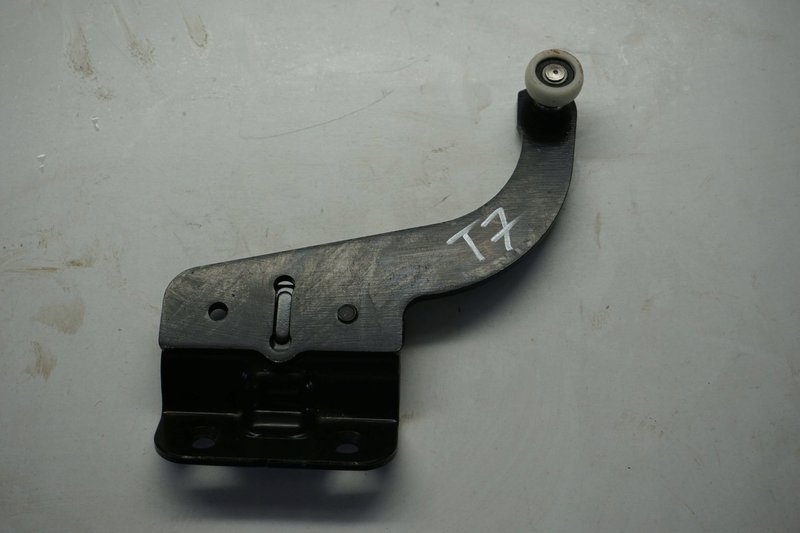 VW T7 MULTIVAN PROWADNICA ROLKA DRZWI 7T0843436E