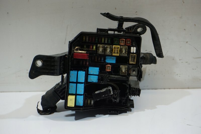 TOYOTA YARIS CROSS SKRZYNKA BEZPIECZNIKÓW