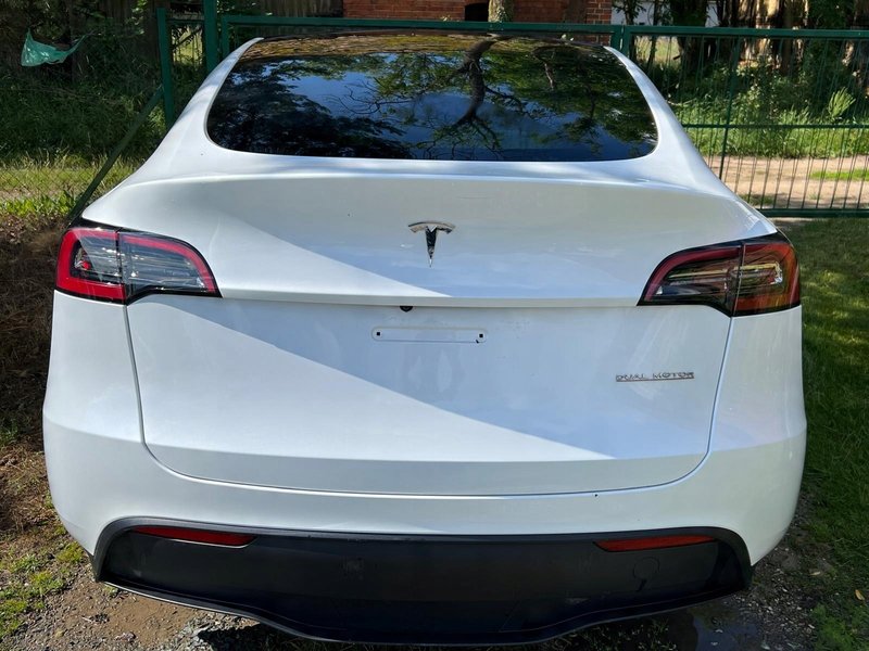 TESLA MODEL Y WANNA PAS TYLNI