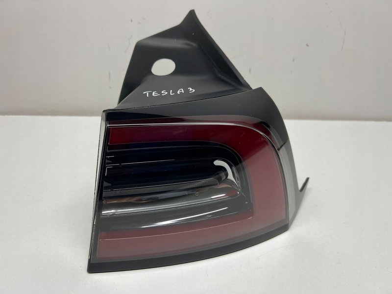 TESLA MODEL 3 LAMPA TYLNA TYŁ LED