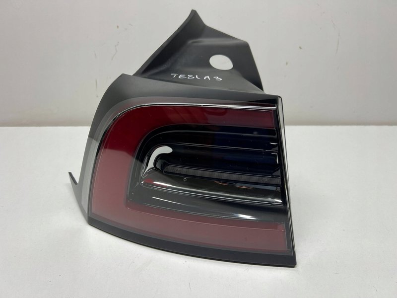 TESLA MODEL 3 LAMPA TYLNA LEWA LEWY TYŁ