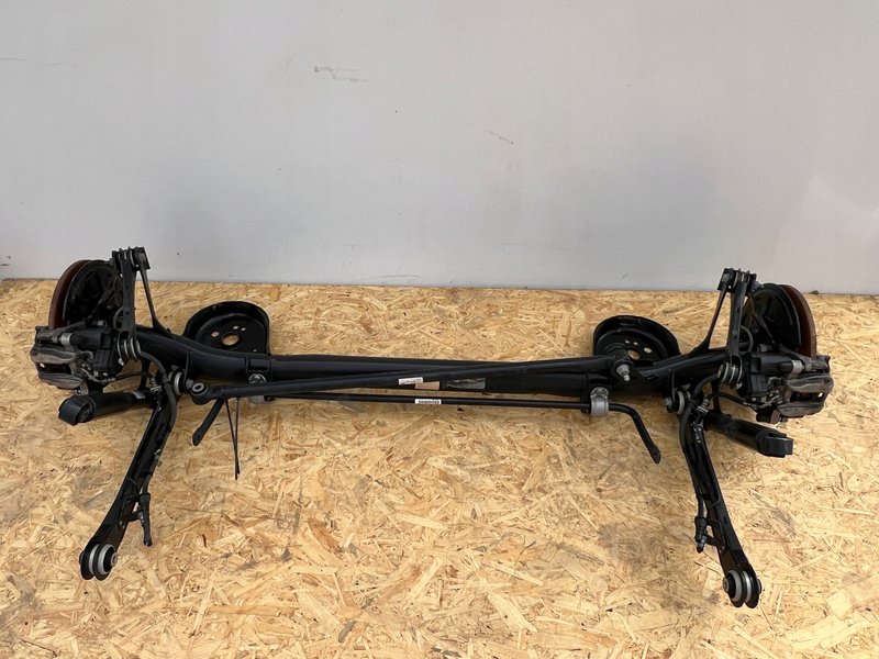 VW CADDY V 2K7 BELKA ZAWIESZENIA TYLNA