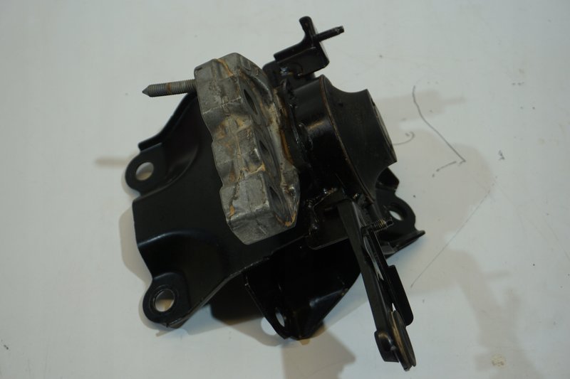 TOYOTA YARIS CROSS PODUSZKA SILNIKA AV-D2740