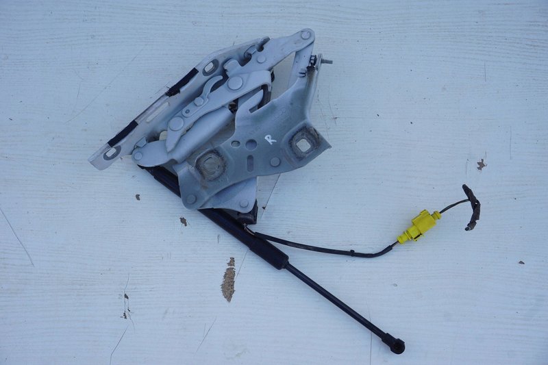AUDI A4 B9 ZAWIAS SIŁOWNIK MASKI PRAWY 8W0823302