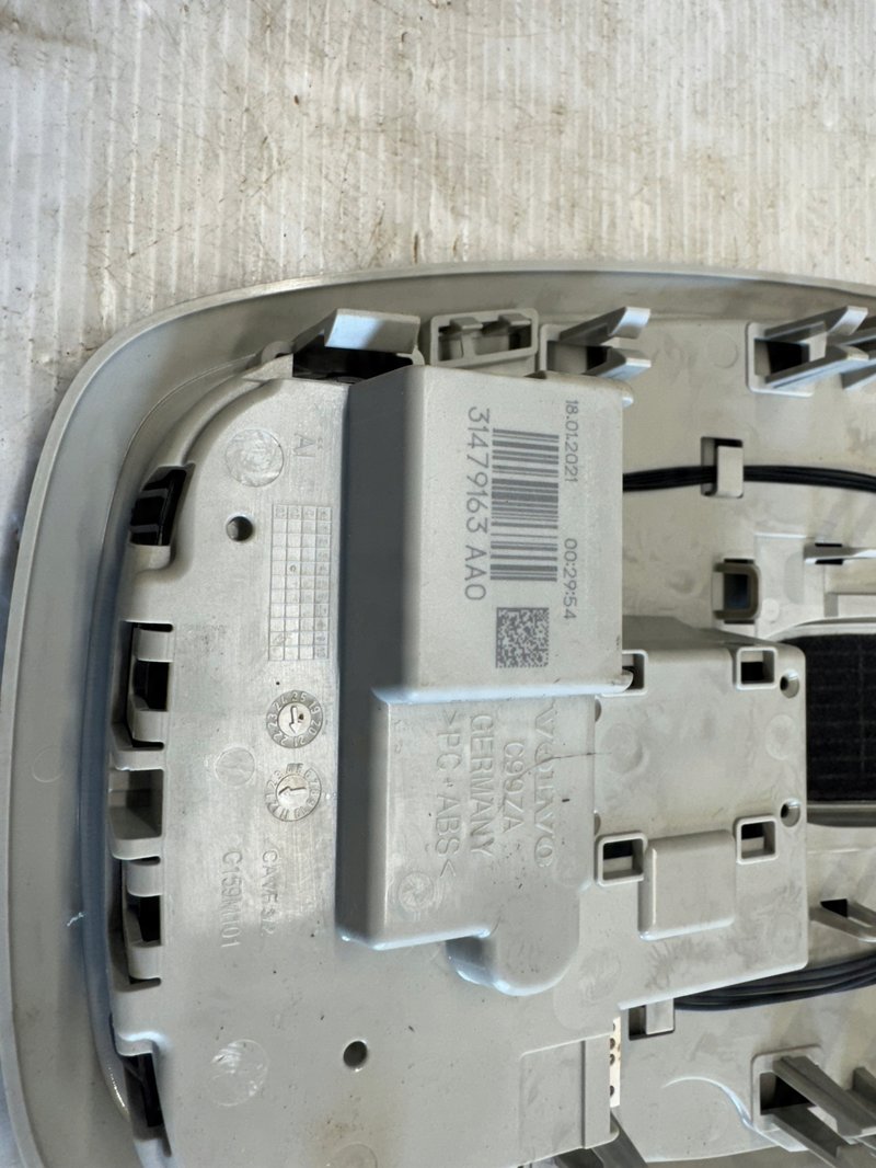 Miniatura produktu LAMPKA KABINY PODSUFITKI VOLVO XC40 31479163