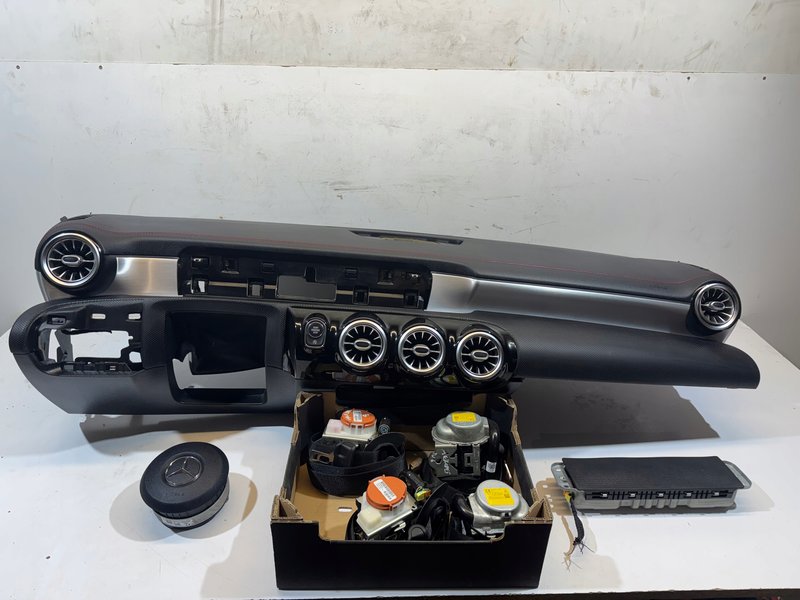 MERCEDES CLA W118 KONSOLA DESKA PODUSZKI PASY