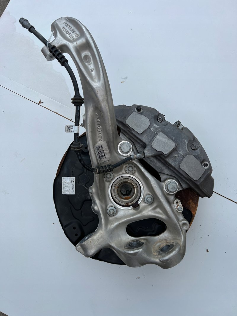 ZWROTNICA TARCZA ZACISK MERCEDES GLC 254 A2540200 PRAWA PRZEDNIA